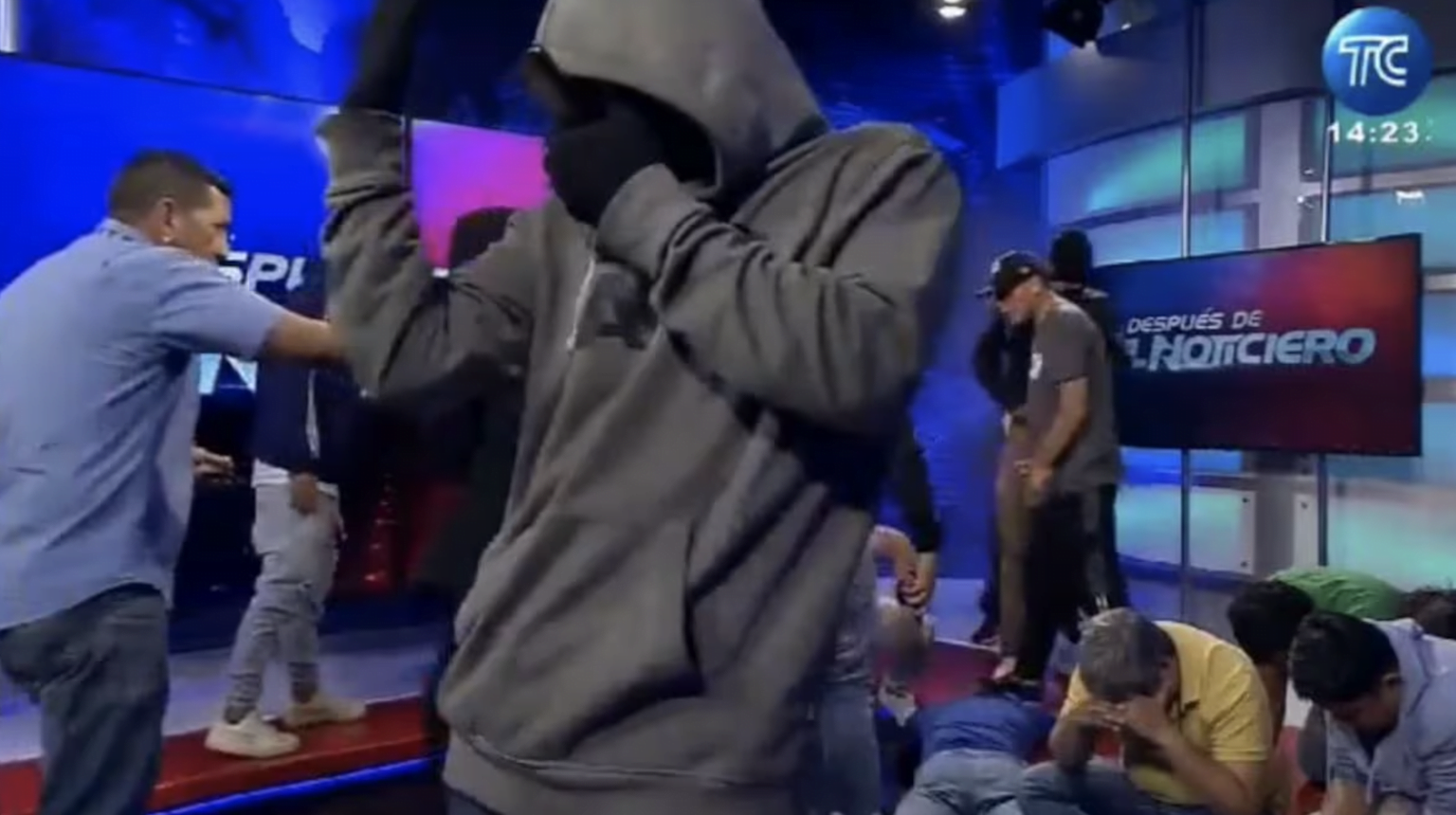 Delincuentes toman TC televisión y usan periodistas como rehenes en vivo